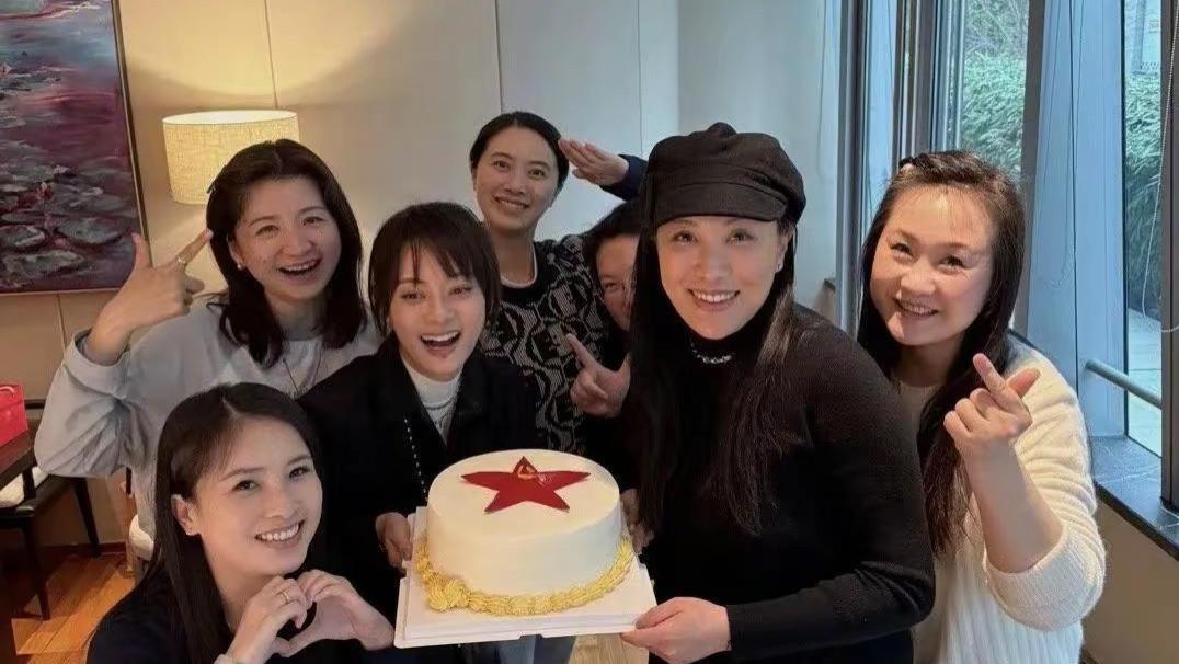 42岁孙俪和战友聚餐，她素颜没化妆眼窝凹陷，合影坐C位气质出众