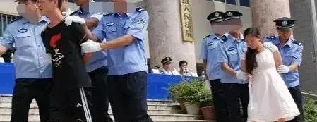 2009年，海南三亚，一对情侣犯人被押赴刑场执行死刑，临刑前，留下的一张老照片，