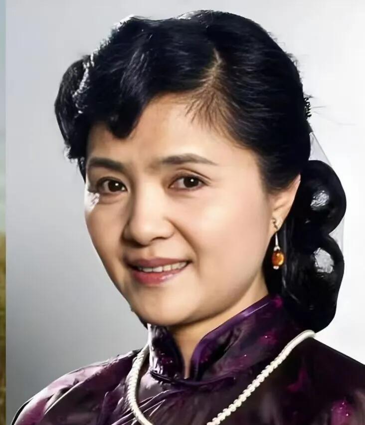 这位女演员能认识的不多，她是八十年代的挂历女明星，在很多戏里担任配角，虽没有刘晓
