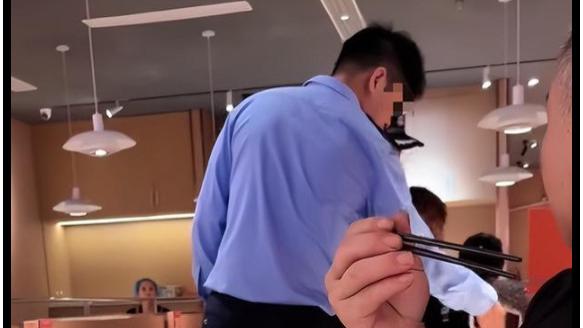 随意拷走、让家长下跪，一句“对不起”算什么？