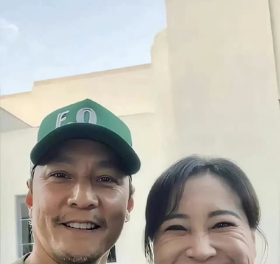 第一张图是吴彦祖发的，第二张图是贾玲发的，就想问问吴彦祖，"你礼貌吗"[笑哭]
