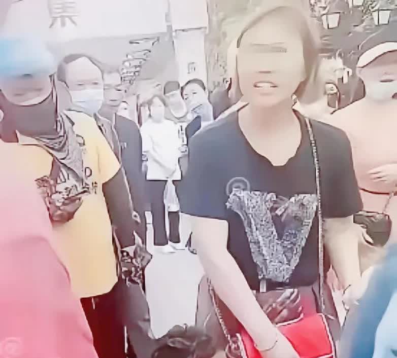 广州一女子和一个非洲人在一起生了一个黑人小孩，这个非洲男人不愿意负责就溜了。
