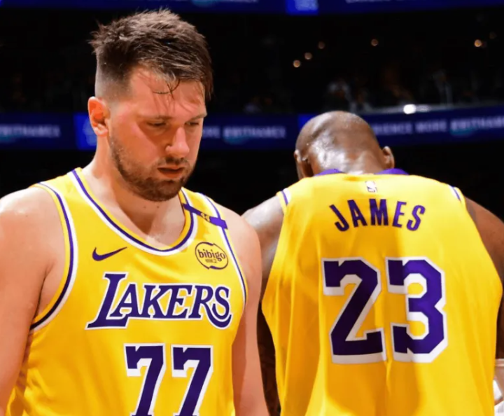 湖人昨天在圣诞大战惨败给火箭，遭遇了3连败。
湖媒对于球队的现状，表示：“这不是