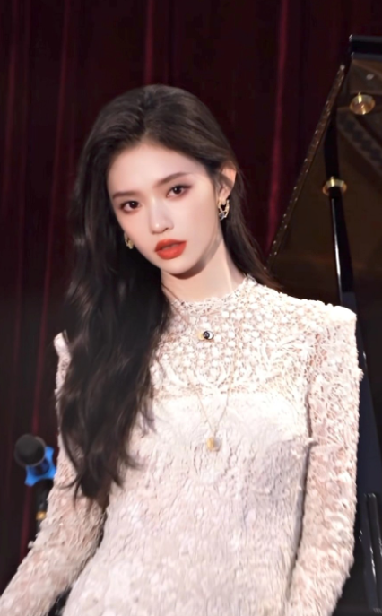 星爷真的慧眼如炬，美的好自然，大大方方的林允