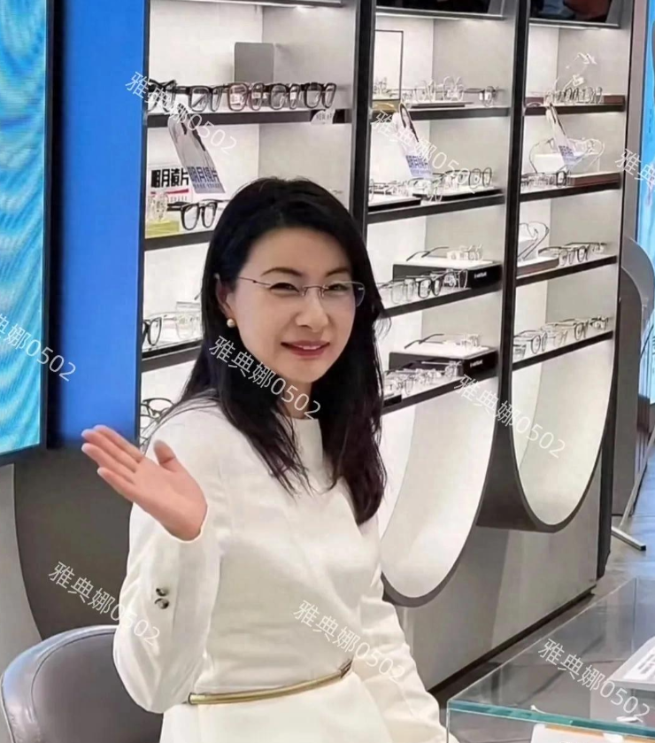 上海遇到郭晶晶了，戴上眼镜的她眉眼弯弯很知性妥妥高智风大女主