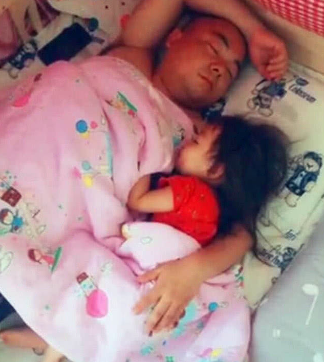 夜深了，搂着四岁的女儿睡觉时，她突然戳戳我胳膊：“爸爸，我跟你说句话。”

“嘘
