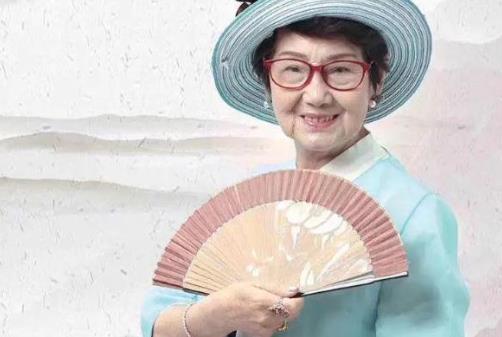 1986年，53岁的"上海女首富"吴胜明因走私被判处死缓，入狱后，她的丈夫带着保