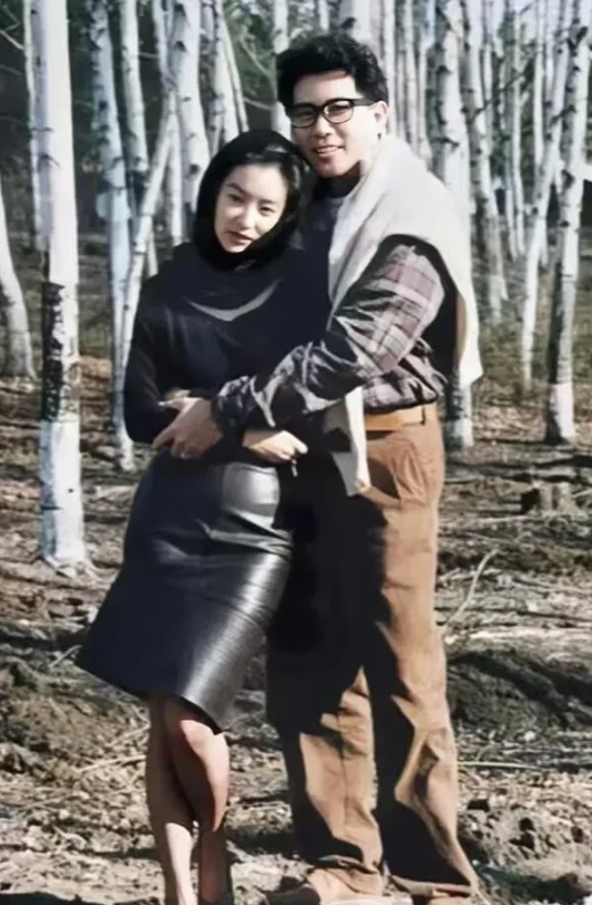 林青霞也没有媒体里说得那么可怜兮兮。先从秦汉老婆手上把秦汉抢了，然后再跟秦祥林订