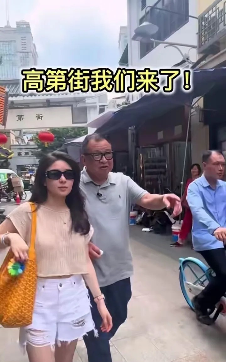 许绍雄这事儿，越琢磨越有意思。  

祖上明明是慈禧干儿子许应骙，官拜一品能