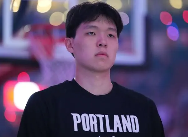 杨瀚森在外线防守方面表现得很差，所以开拓者尝试使用联防来掩盖杨在场上的弱点。他既