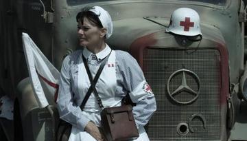 1937年，夏威夷。美陆军第3步兵师的女兵，身着草绿色“比基尼”，在烈日炙烤下进