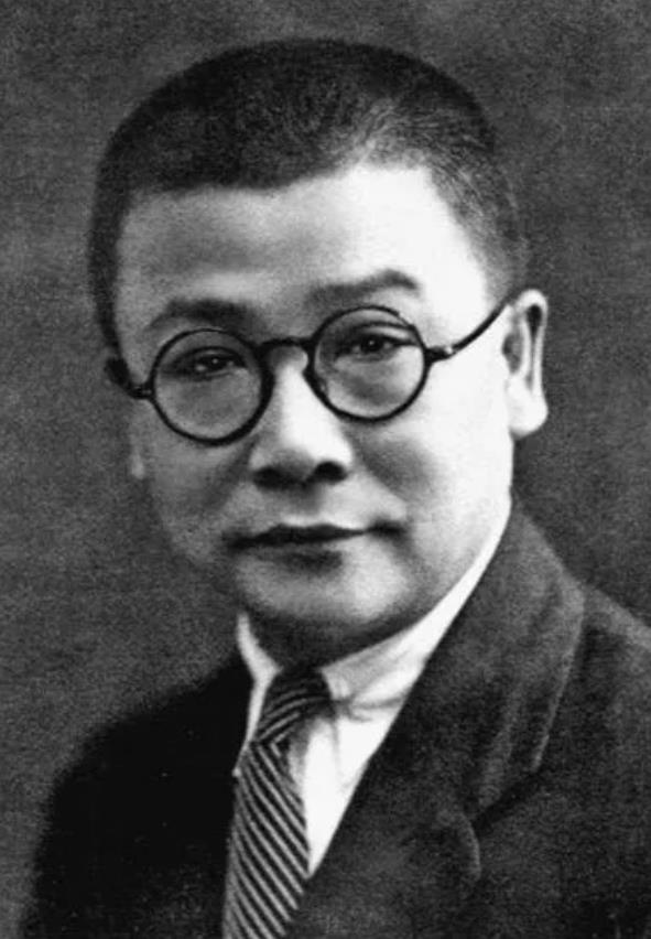 李克农一身长衫、头戴礼帽、提着公文包刚踏进家门，女儿一看他那身打扮，吓得大叫：“