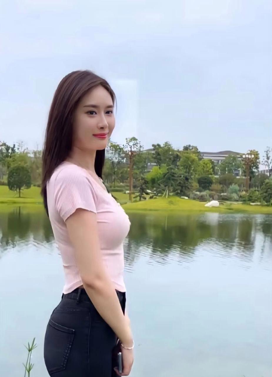 湖边漫步，心旷神怡，生活就是一场旅行，在乎的不是目的地，是沿途的风景以及看风景的
