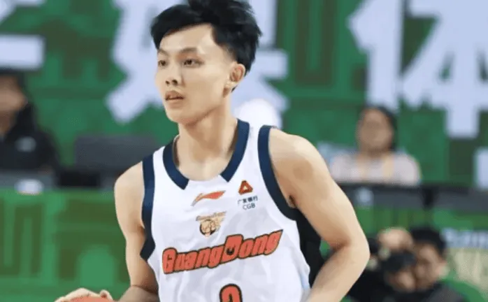 CBA常规赛，上海113-73战胜广东。

赛后，媒体人别跑刚背猪发文表示：重新