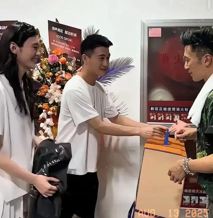 奚梦瑶LV滑雪盔换谢霆锋手绘衫，何猷君扛箱狂奔！这波操作绝了！
咱就说奚娘娘这波