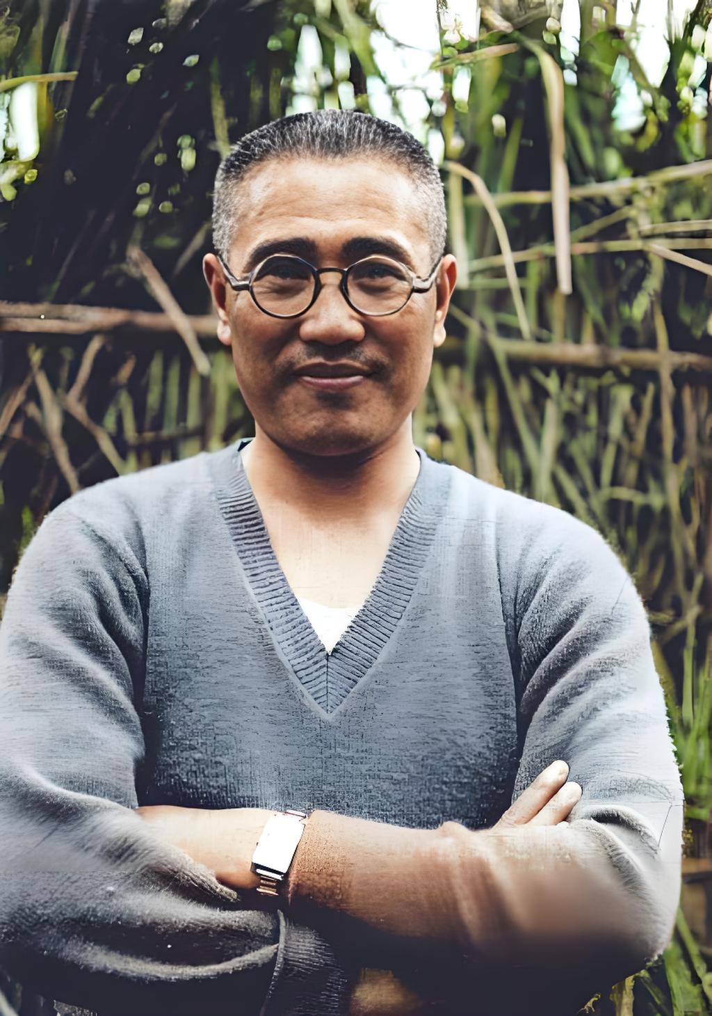 这是1944年在缅甸的廖耀湘。照片里他穿着件V领毛衣，内搭白衫，戴着眼镜，双臂交