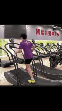 6月25日，王楚钦这一天脚不沾地！一大早就扎进麦当劳叔叔之家公益活动，跟小朋友玩