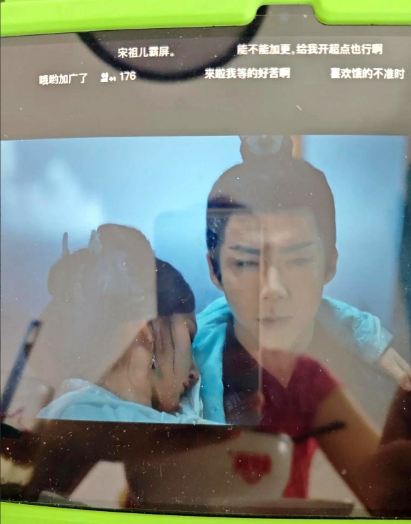 导演真是没头脑！

最近在看《折腰》，看到这一点，我真想骂娘。

女主烧得脸都通