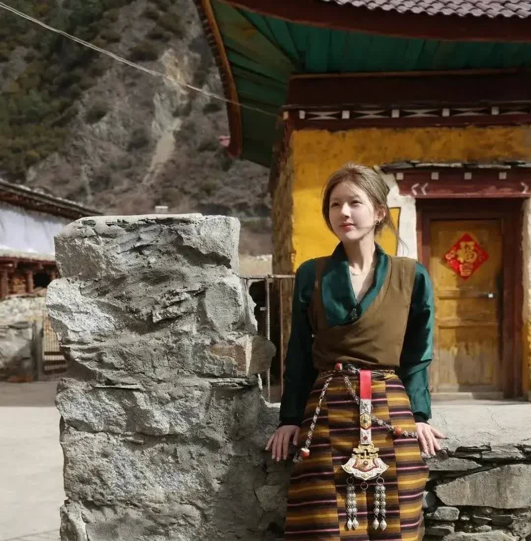 赵露思有一段时间是住院的，因为抑郁症，同时也有躯体化症状。严重的时候，甚至需要坐