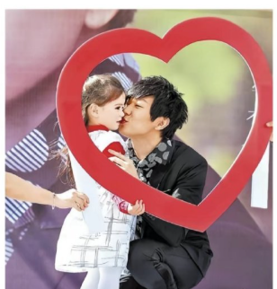 拍摄亲侧脸就好，非要亲嘴吗，一个成年男子亲一个陌生幼童的嘴到底在浪漫什么？ ​​