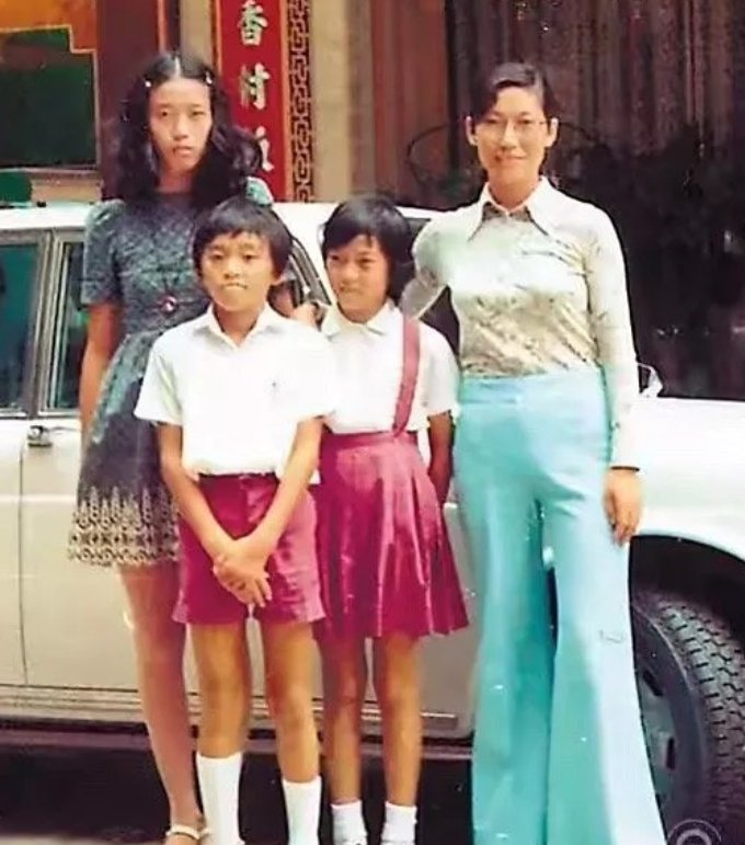 1957年反右，广东女孩凌宝儿的父亲被打倒入狱，她冒险越境往香港谋生。在香港无亲