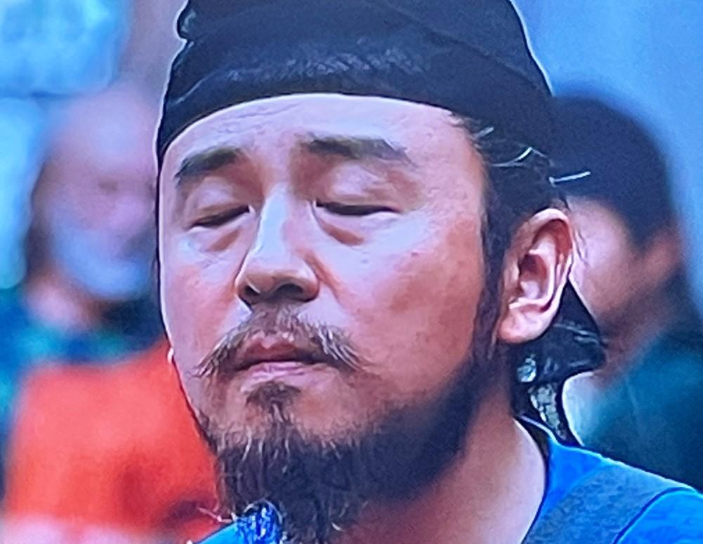 52岁的儿子给母亲擦洗身子丢人吗？我觉得很正常，一点都不丢人！
说丢人或者不好意