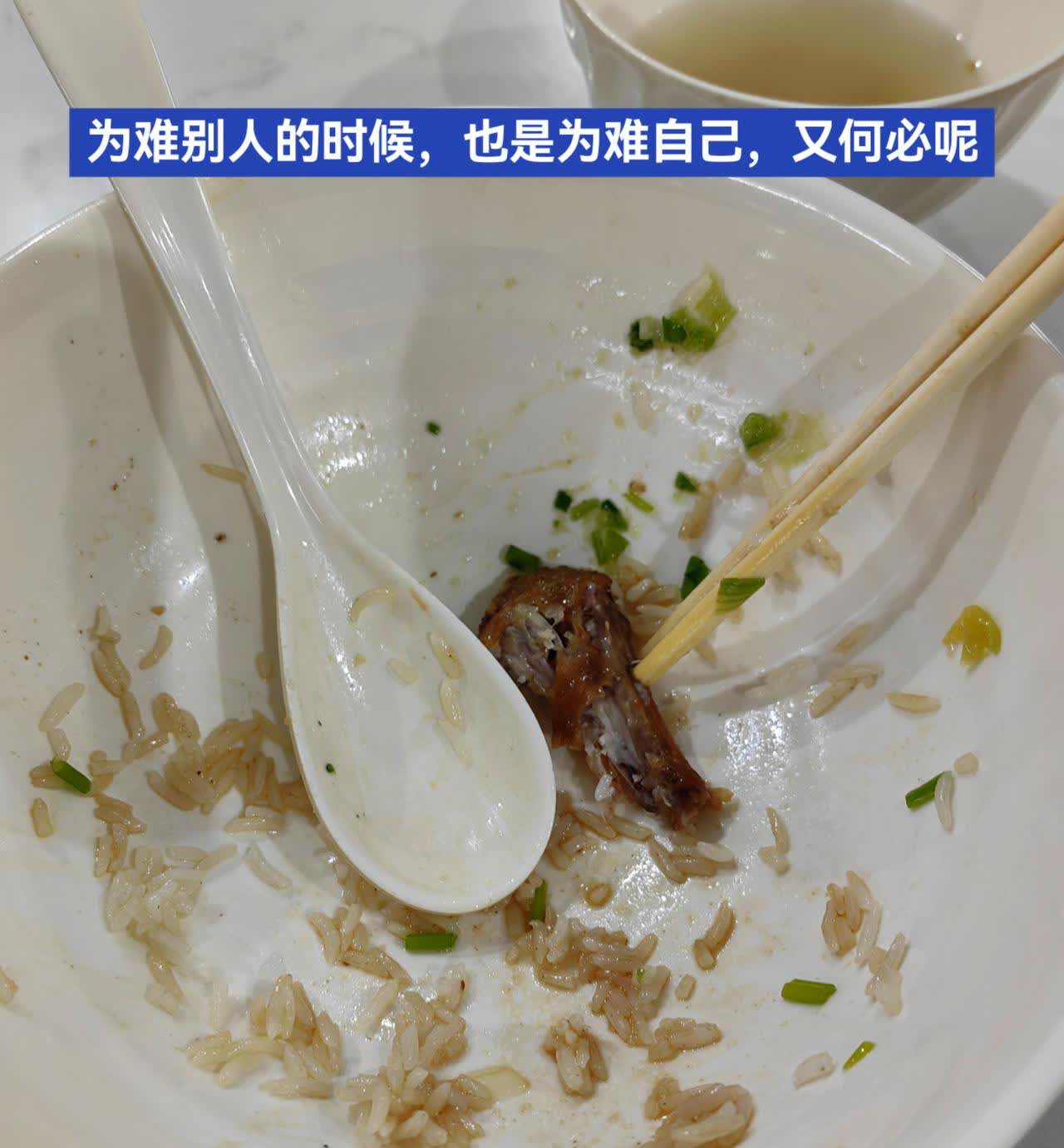 刚刚在外面吃快餐，一男子点了一份叉烧酱油鸡，可等服务员端上来后，男子却说服务员上