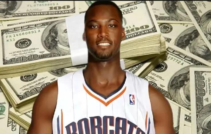 夸梅布朗退役后早就不缺钱！
1；NBA生涯赚了6399万美元；
2；76人队给出