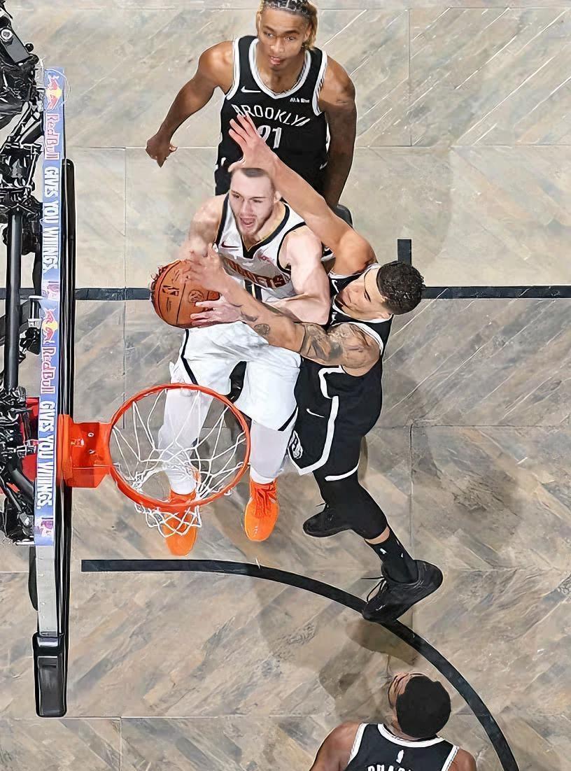 缺了约基奇的掘金顶不住了！客场115-127负于篮网，吞下两连败苦果。尽管穆雷轰