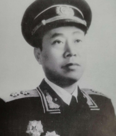 1942年，海匪孙二虎与陶勇洗澡后，突然有人匆忙塞给孙二虎一封信，由于不识字，他