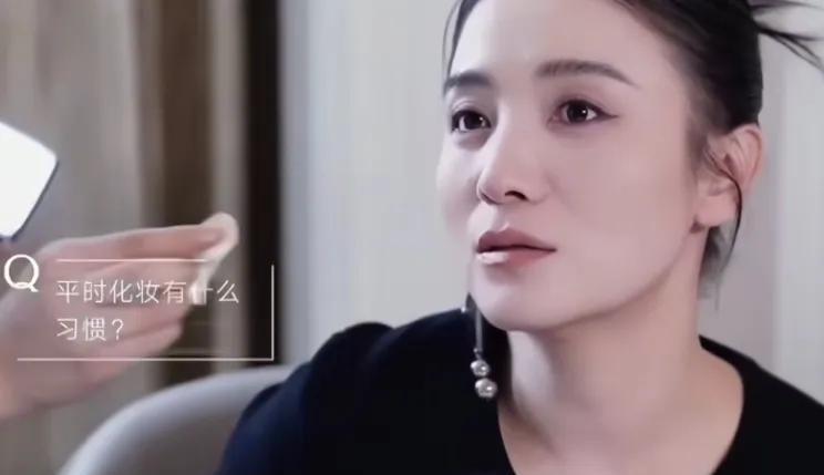 宋佳说我平时不化妆，我就是素颜
我也不会化妆，我是一个生活比较粗糙的人，而且我素