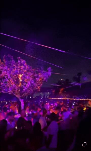 黎巴嫩人一边在露天蹦着迪，一边欣赏伊朗弹道弹划破夜空飞向以色列，DJ还十分应景的