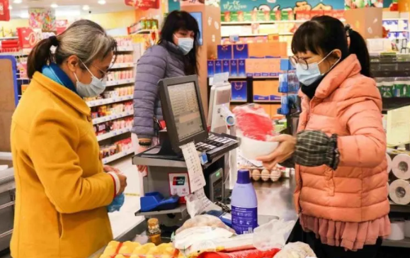 至于吗？女子去超市购物，花了59.76元，付了60元，店员只找回2毛，女子愤怒质