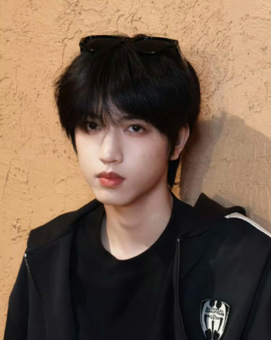 张桂源完整重现了张凌赫跨年走秀的设计精髓，包括标志性的台步节奏、转身角度、单手插