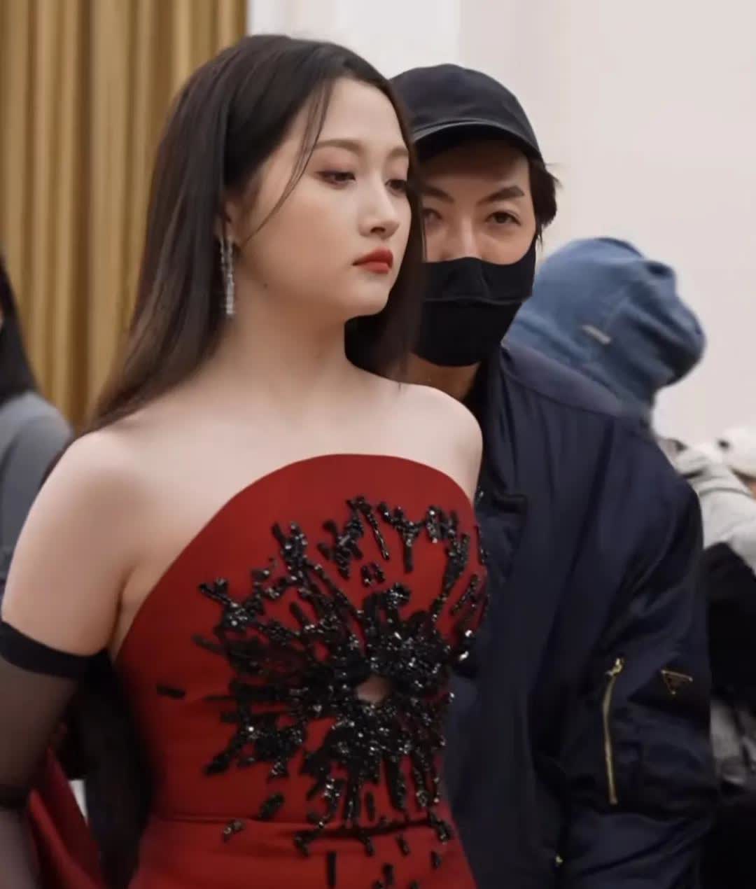 关晓彤这一副高傲的表情摆给谁看呢，也不笑一笑，好像别人欠了她的钱似的，还是杨紫看