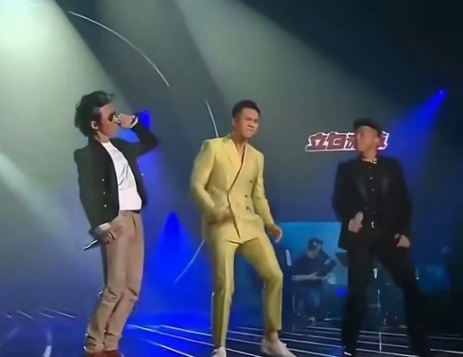 邓超人长得帅也就算了，戏也演的好。
戏演的好也算了，歌还唱的好，
唱歌的时候和羽