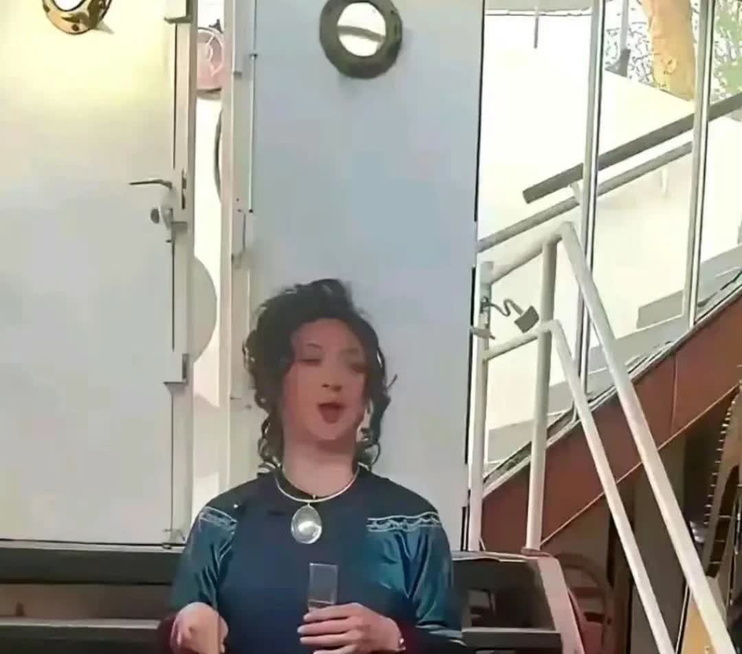 好久没有看到金星的消息了，今天突然被这两张照片震惊了。

说这是金星在国外的