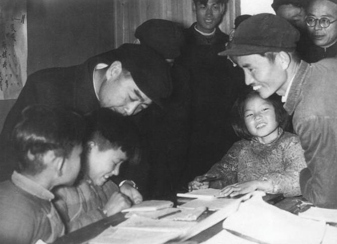 1958年1月6日，周恩来总理在视察安徽期间专程来到肥西县肥光小学，教二年级学生