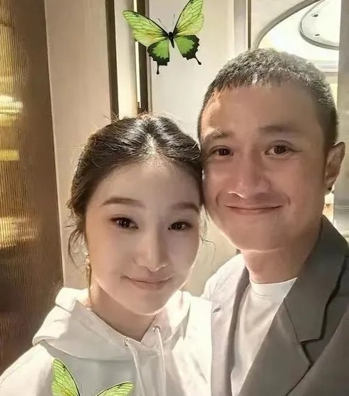 都说女儿像爸爸，真的跟爸爸长得一个模子刻的，大脸套小脸，太像了，没有一点妈妈的影