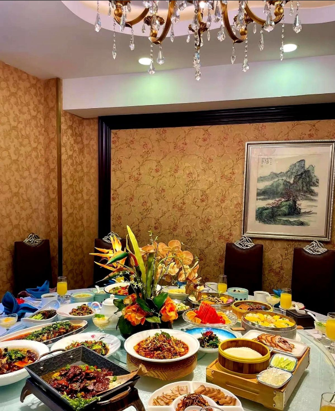 现在是人情薄如纸！

昨天我妹妹结婚，在酒店订了30桌，每桌花费1800。

万