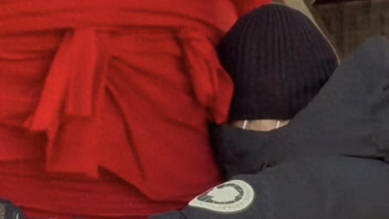 罗晋带母亲去大孤山祈福