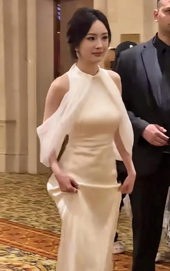 杨幂到底怎么长的？
身材饱满丰润，
不胖不瘦，
无论男女看了都迷糊啊！