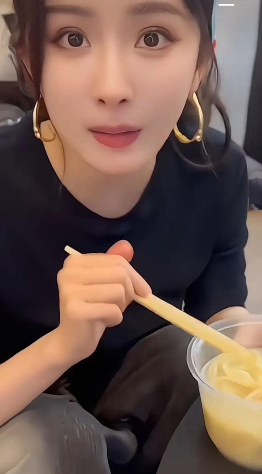 明星的生活咱真不用羡慕，起码在某一方面咱们比她们强。
前几日杨幂晒了她的午饭，这