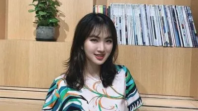 姚安娜 “520” 戴工牌到车间工厂打工