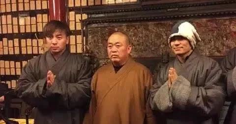释永信、王宝强、释小龙三人合影。