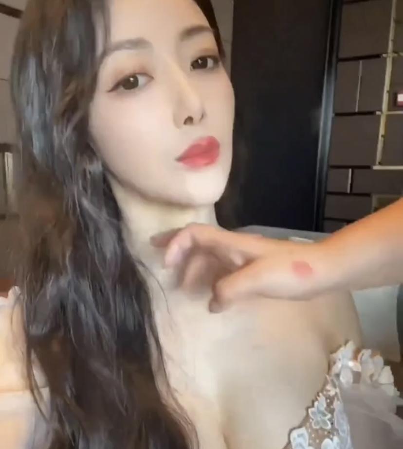 陈紫菡 确实还是那么好看，不愧是不老女神。她的美独具特色，是古典气韵和飒爽英气的