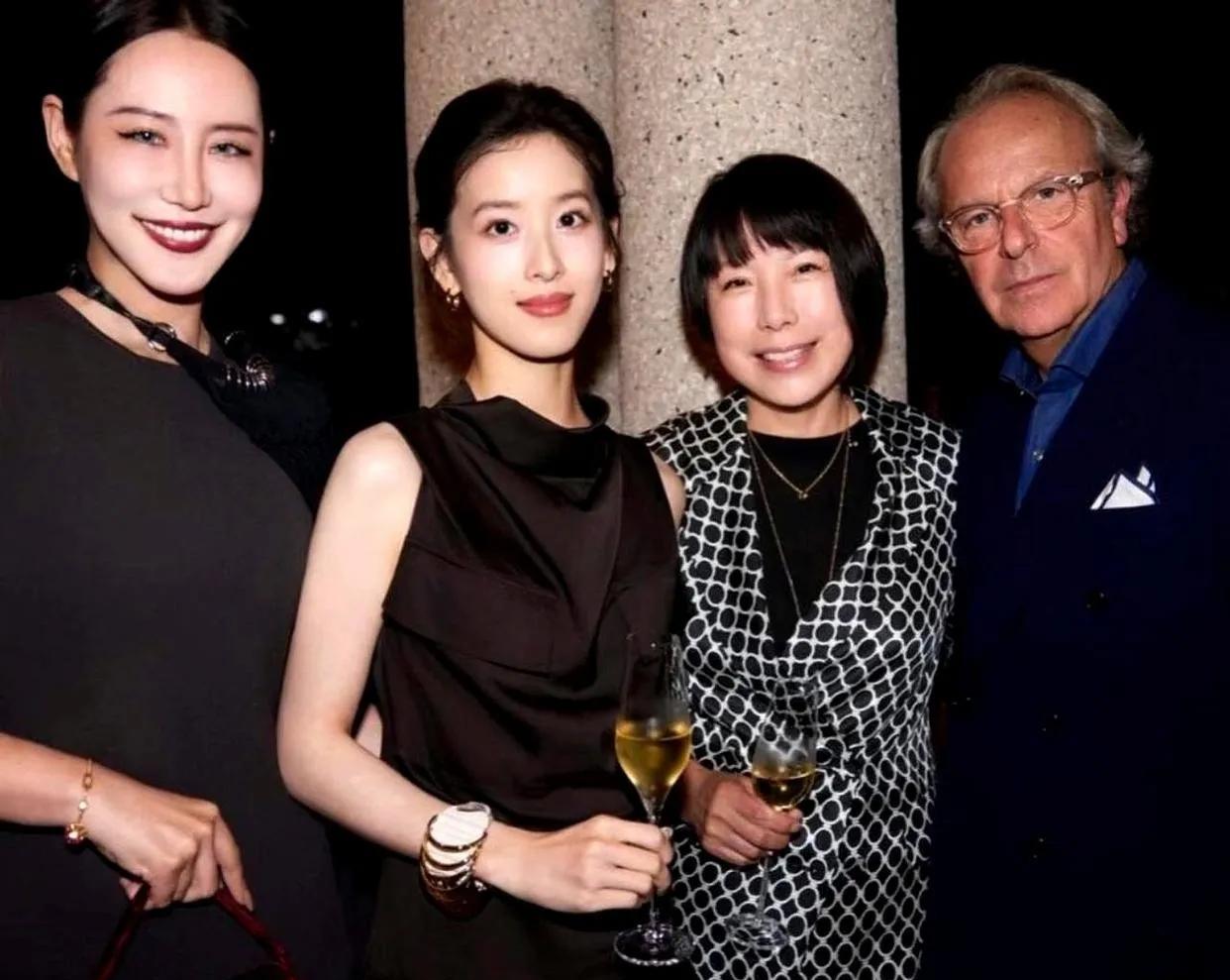 章泽天昨夜出席品牌晚宴直接封神！
主持人喊“刘太太”时，她微微摇头轻声纠正：“我