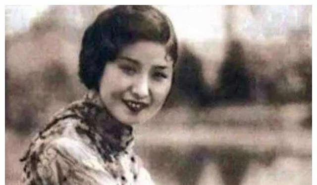 1925年，24岁的妓女张素贞躲在青楼里，像往常一样接客，岂料，当她开始解开衣服