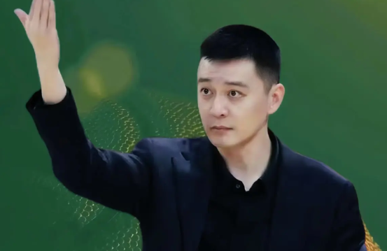 杨鸣，可以说是最近争议性最大的教练：
1、有人说杨鸣是冠军教头，而且是3连冠，年