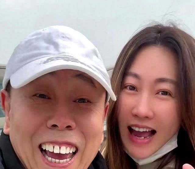 3月26日，潘长江到重庆玩了十几天后，将重庆有名的火锅，小面，江湖菜都吃了个遍，